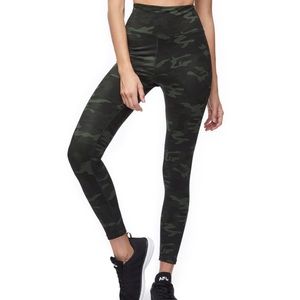 EUC Good American Camo leggings.  High waist